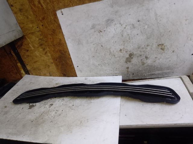 bontott MERCEDES-BENZ E-CLASS Motorháztető Díszrács