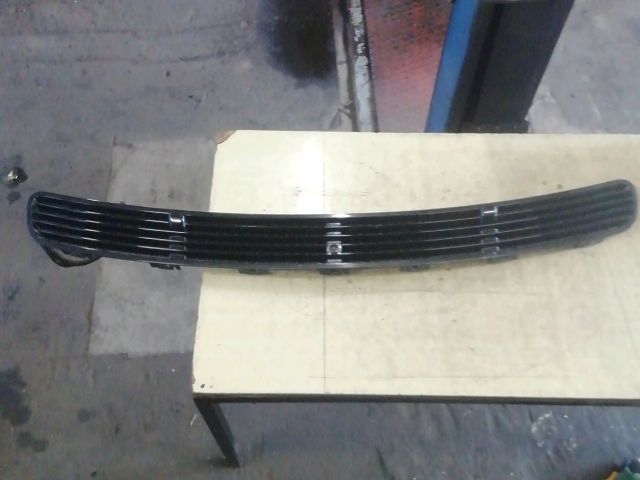 bontott MERCEDES-BENZ E-CLASS Motorháztető Díszrács