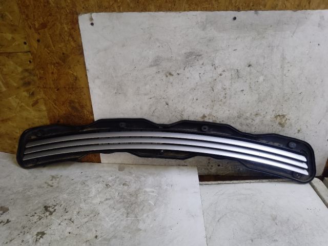 bontott MERCEDES-BENZ E-CLASS Motorháztető Díszrács