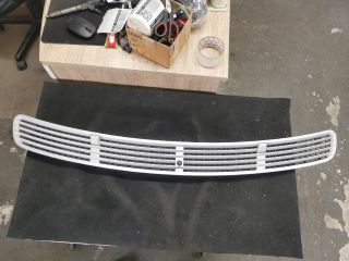 bontott MERCEDES-BENZ E-CLASS Motorháztető Díszrács