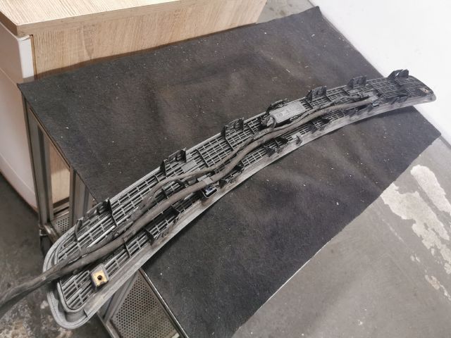 bontott MERCEDES-BENZ E-CLASS Motorháztető Díszrács