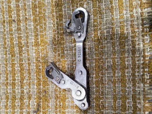 bontott MERCEDES-BENZ E-CLASS Motorháztető Jobb Zsanér