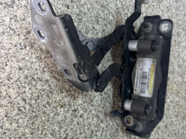 bontott MERCEDES-BENZ E-CLASS Motorháztető Jobb Zsanér