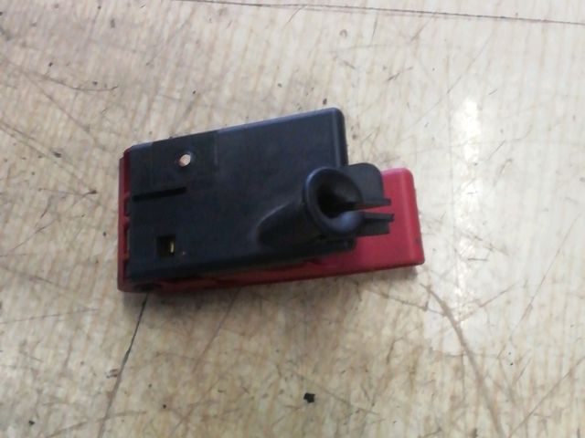 bontott MERCEDES-BENZ E-CLASS Motorháztető Nyitó Kar / Gomb