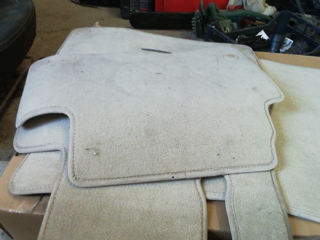 bontott MERCEDES-BENZ E-CLASS Szőnyeg Szett