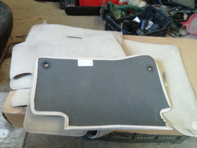 bontott MERCEDES-BENZ E-CLASS Szőnyeg Szett