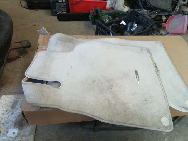 bontott MERCEDES-BENZ E-CLASS Szőnyeg Szett