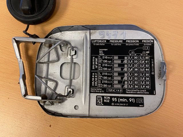 bontott MERCEDES-BENZ E-CLASS Tankajtó