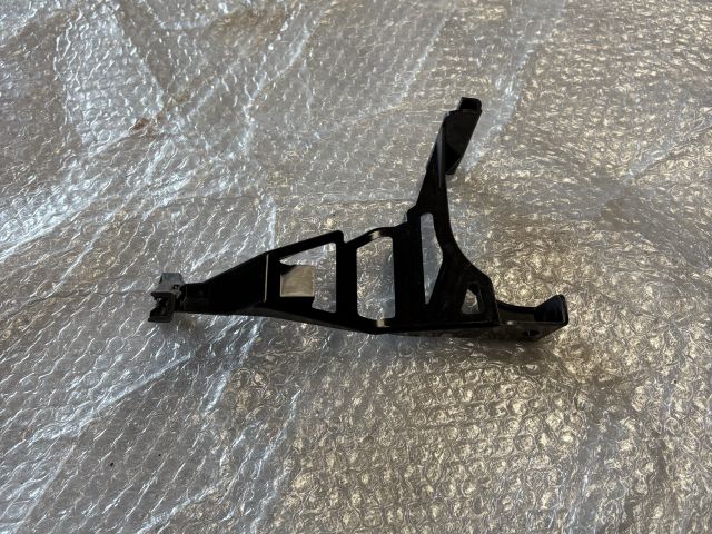 bontott MERCEDES-BENZ EQA Bal első Lökhárító Tartó (Műanyag)