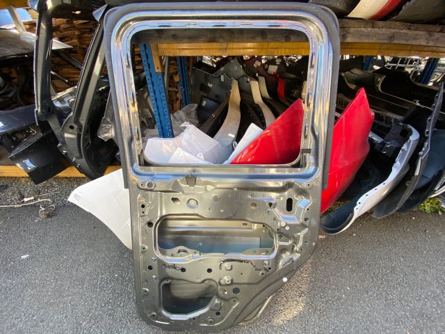 bontott MERCEDES-BENZ G-CLASS Jobb hátsó Ajtó (Üres lemez)