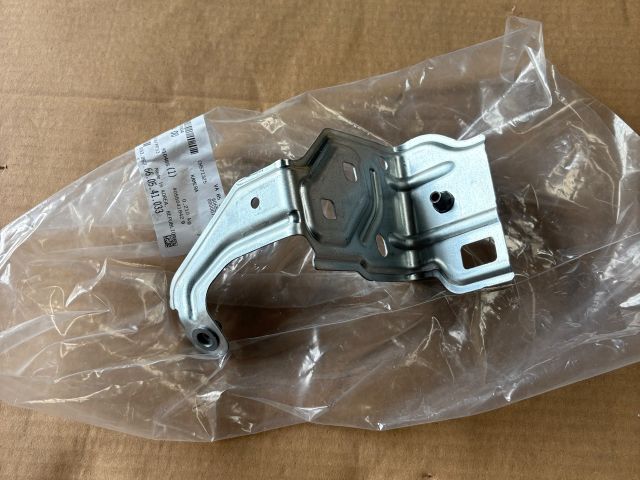 bontott MERCEDES-BENZ GLA Bal Sárvédő Oldaltartó