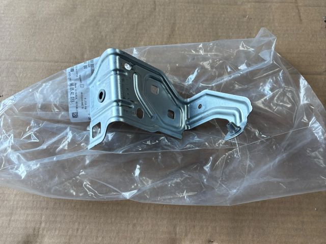 bontott MERCEDES-BENZ GLA Bal Sárvédő Oldaltartó