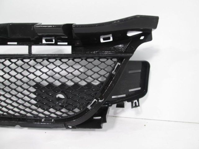 bontott MERCEDES-BENZ GLA-CLASS Első Lökhárító Alsó Középső Díszrács