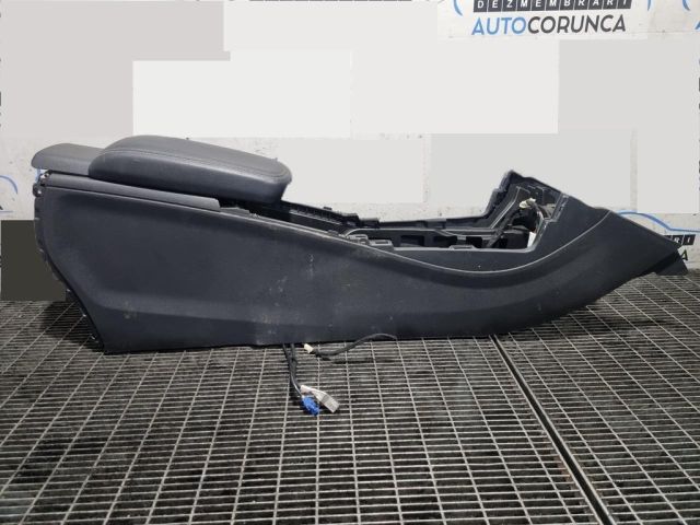 bontott MERCEDES-BENZ GLA-CLASS Könyöklő