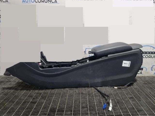 bontott MERCEDES-BENZ GLA-CLASS Könyöklő