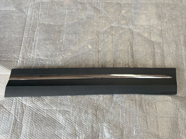 bontott MERCEDES-BENZ GLA Jobb első Ajtó Díszléc