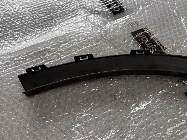 bontott MERCEDES-BENZ GLC Bal hátsó Sárvédő Díszléc