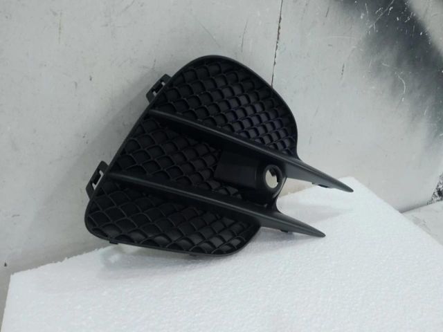 bontott MERCEDES-BENZ GLC Első Lökhárító Jobb Díszrács