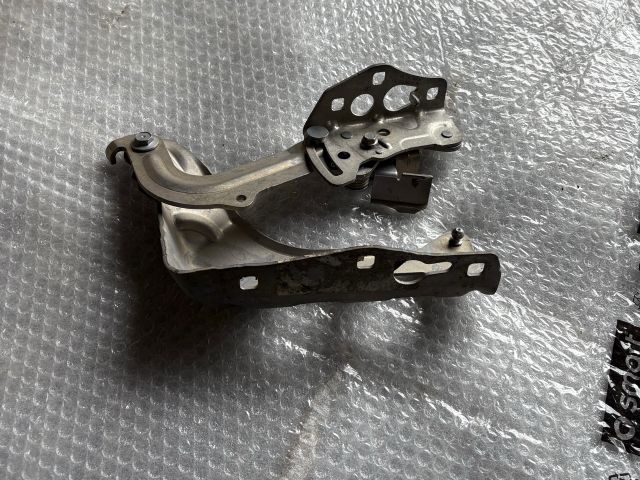 bontott MERCEDES-BENZ GLC Motorháztető Bal Zsanér