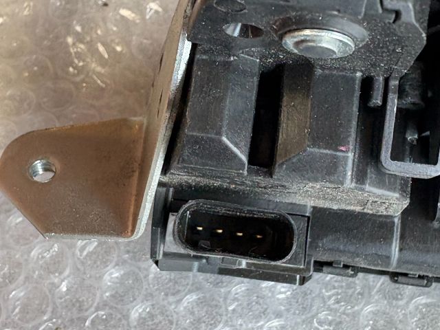 bontott MERCEDES-BENZ GLE Csomagtérajtó Zárszerkezet