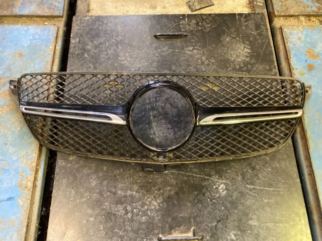 bontott MERCEDES-BENZ GLE Hűtőrács