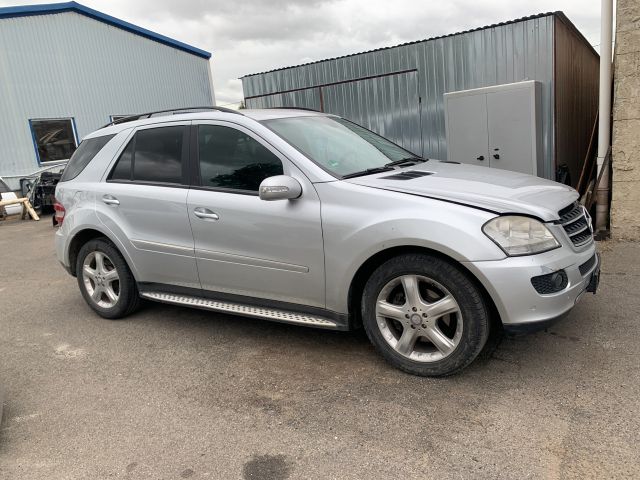 bontott MERCEDES-BENZ M-CLASS Bal Fényszóró Lámpakeret