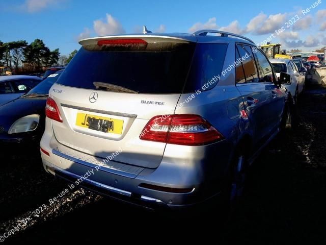 bontott MERCEDES-BENZ M-CLASS Csomagtérajtó Jobb Zsanér