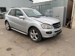 bontott MERCEDES-BENZ M-CLASS Első Ablakmosó Fúvóka