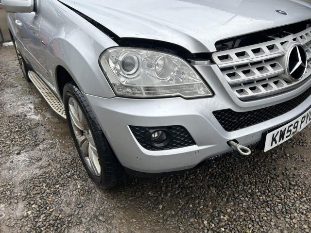 bontott MERCEDES-BENZ M-CLASS Első Lökhárító (Üresen)