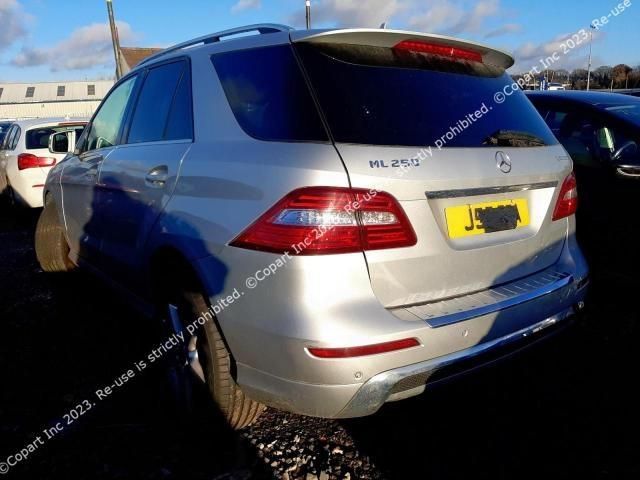 bontott MERCEDES-BENZ M-CLASS Jobb hátsó Sárvédő