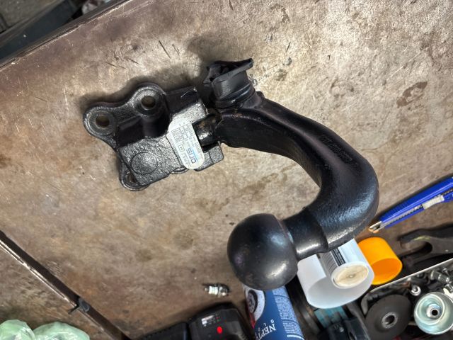 bontott MERCEDES-BENZ M-CLASS Vonóhorog