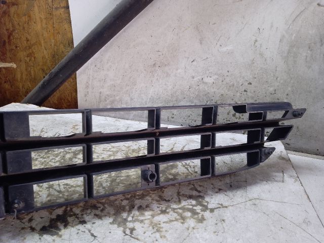 bontott MERCEDES-BENZ R-CLASS Első Lökhárító Alsó Középső Díszrács