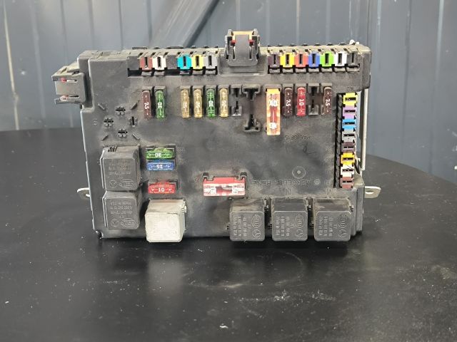 bontott MERCEDES-BENZ S-CLASS Biztosítéktábla Csomagtér