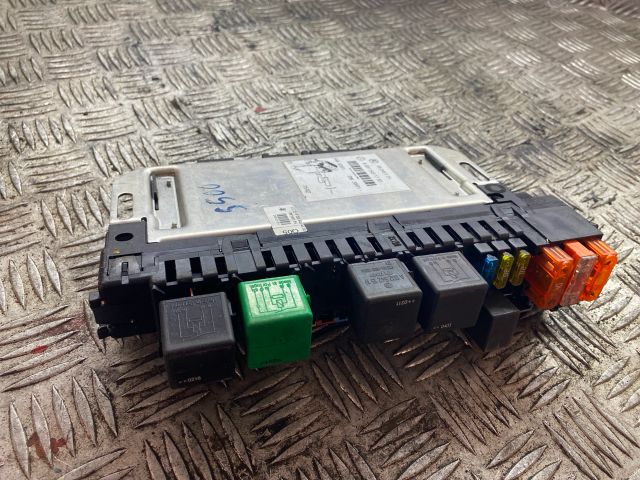 bontott MERCEDES-BENZ S-CLASS Biztosítéktábla Motortér