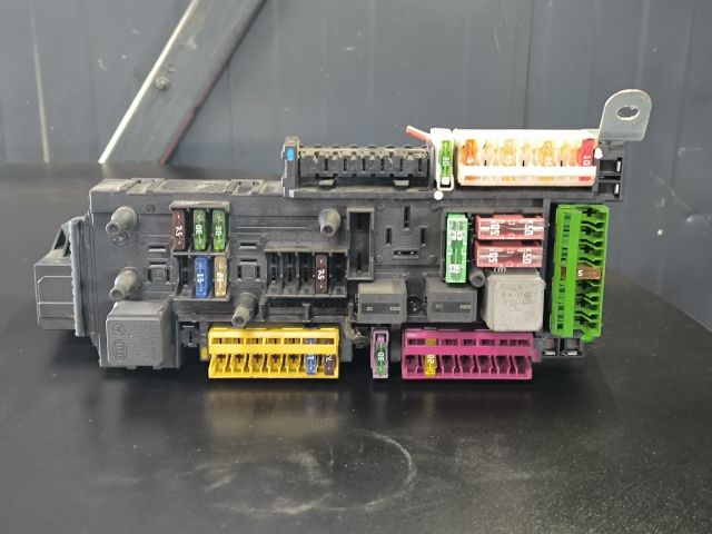 bontott MERCEDES-BENZ SLK Biztosítéktábla Csomagtér