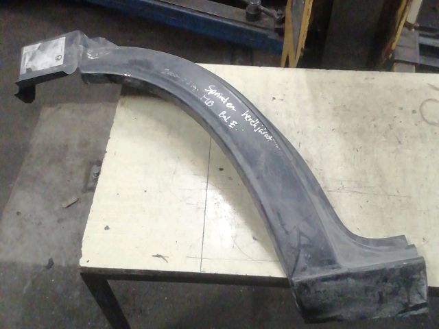 bontott MERCEDES-BENZ SPRINTER Bal első Dobbetét (Kerékjárati, Műanyag)