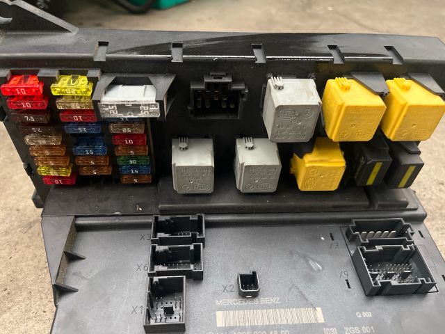 bontott MERCEDES-BENZ SPRINTER Biztosítéktábla Utastér