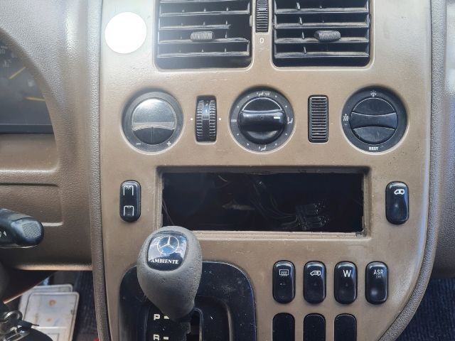 bontott MERCEDES-BENZ V-CLASS Középső Szellőző