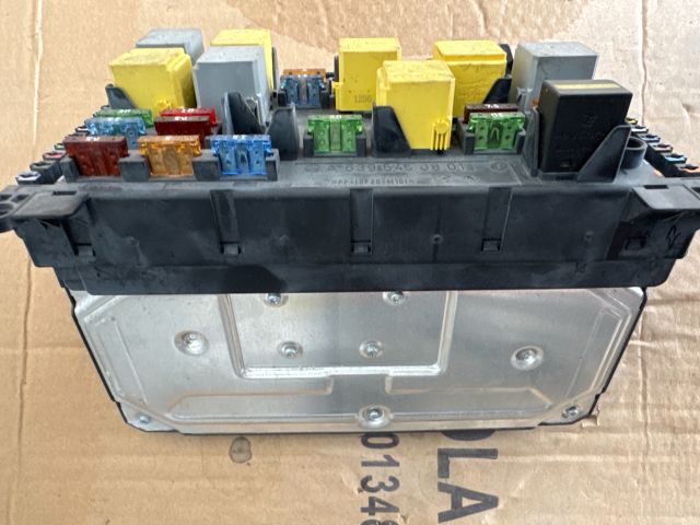 bontott MERCEDES-BENZ VIANO Biztosítéktábla Utastér