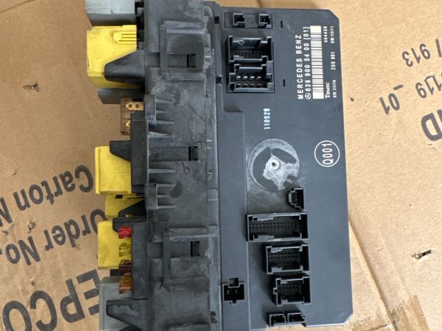 bontott MERCEDES-BENZ VIANO Biztosítéktábla Utastér