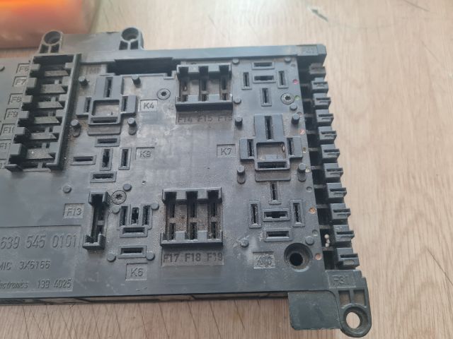 bontott MERCEDES-BENZ VIANO Biztosítéktábla Motortér