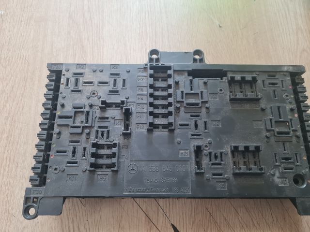 bontott MERCEDES-BENZ VIANO Biztosítéktábla Motortér
