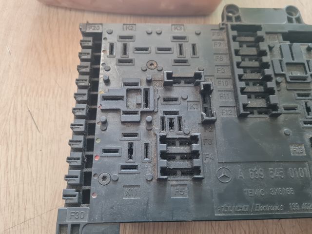 bontott MERCEDES-BENZ VIANO Biztosítéktábla Motortér