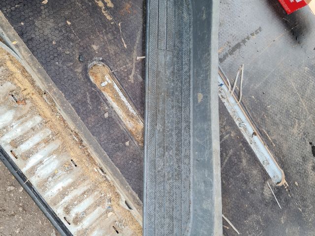 bontott MERCEDES-BENZ VITO Bal hátsó Belső Küszöb Burkolat