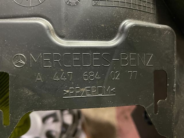 bontott MERCEDES-BENZ VITO Jobb első Dobbetét (Kerékjárati, Műanyag)