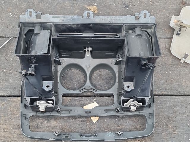 bontott MERCEDES-BENZ VITO Középső Szellőző Keret