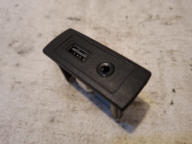 bontott MERCEDES-BENZ VITO USB Aljzat