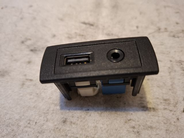 bontott MERCEDES-BENZ VITO USB Aljzat