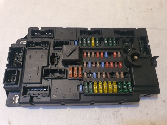 bontott MINI COUNTRYMAN Biztosítéktábla Utastér