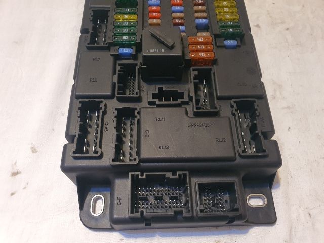 bontott MINI COUNTRYMAN Biztosítéktábla Utastér